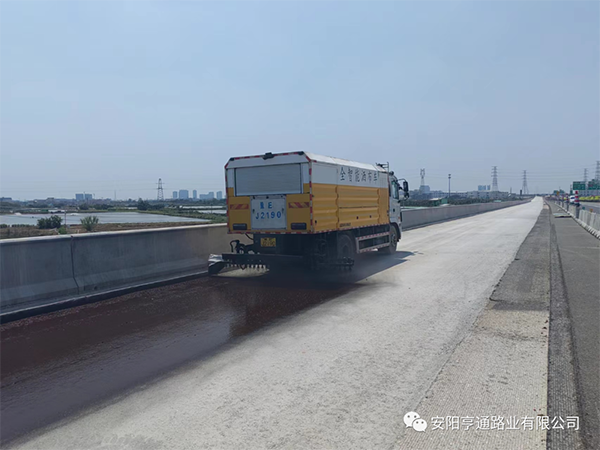 熱烈祝賀我司中江高速稀漿封層、透層試驗(yàn)段成功