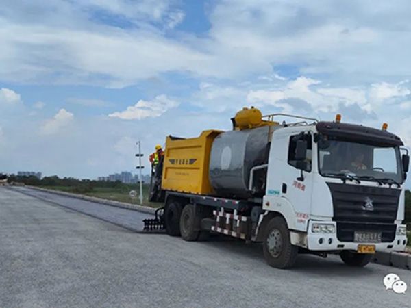 熱烈祝賀我司鶴港高速封層、透層試驗(yàn)段成功