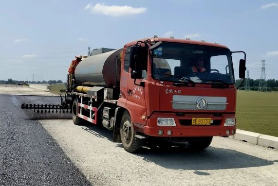 許信高速透層、封層和瀝青下面層試驗(yàn)段攤鋪圓 滿成功